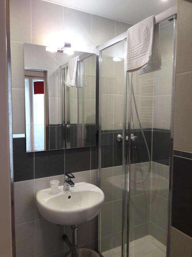 Perfect Hotel & Hostel Paryż Zewnętrze zdjęcie A shower cubicle